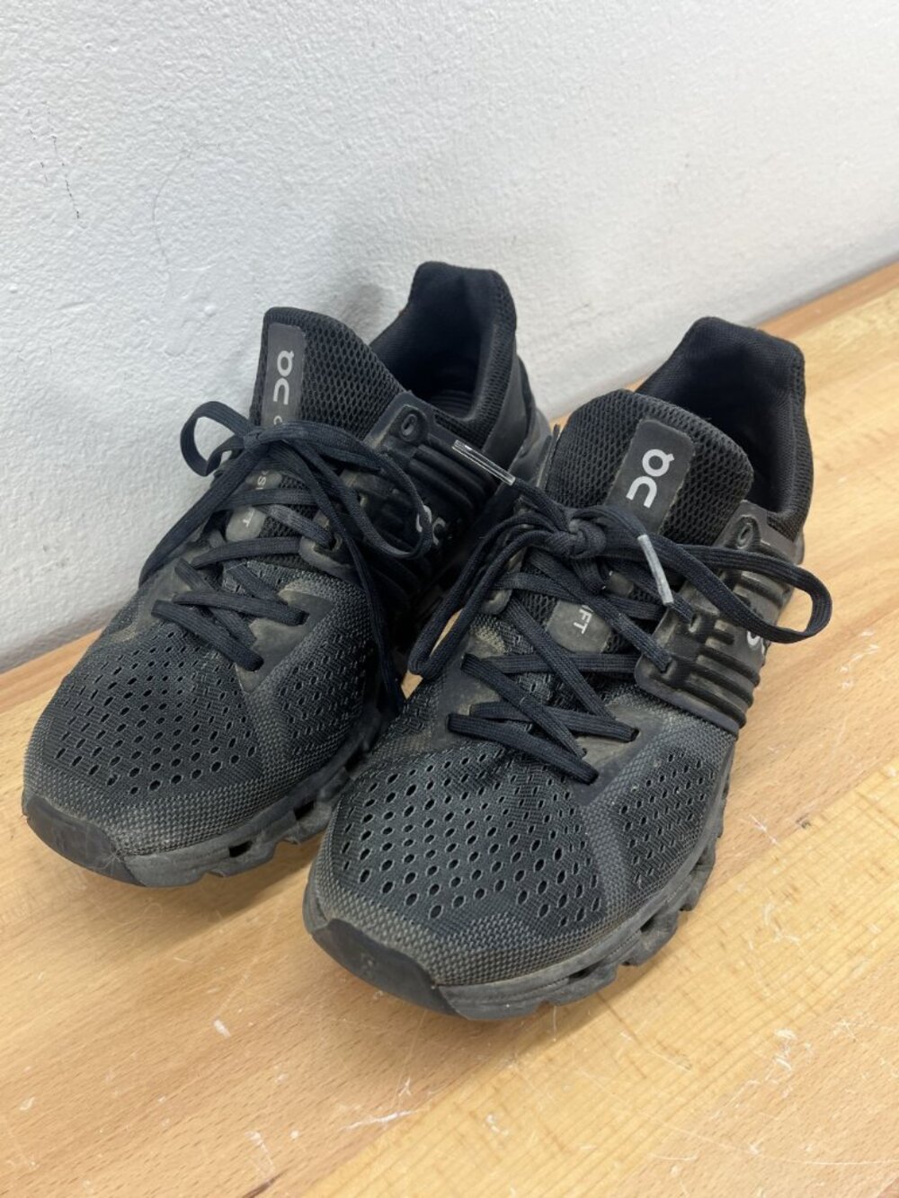 Size 8.5 Women's On Cloudswift Low All Black Sneakers 41.98459 Shoes - Picture 5 of 15
